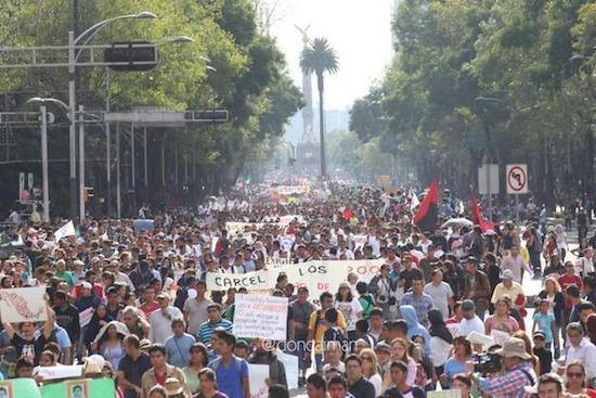 Mexico-normalistas-DF-Reforma El caso de estudiantes mexicanos desaparecidos indigna al mundo