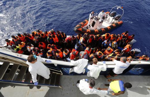 Phoenix-emigrantes-abordaje-Malta Le Phoenix, el barco de unos millonarios malteses que ayuda a emigrantes clandestinos