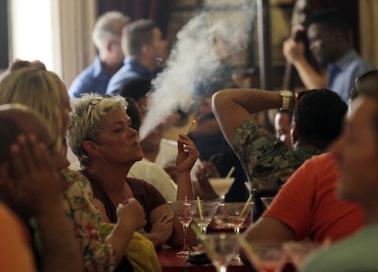 Tabaco-fumadora-Cuba_-JorgeLuisBaños-IPS Alarma antitabaco prende en Cuba, la cuna de los puros