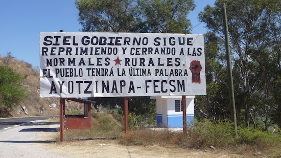 ayotzinapa-normal-rural-pancarta Guerrero, cuna de rebeldes