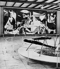 4-guernica-en-el-pabellon-de-espana Picasso, el Guernica y su entorno histórico