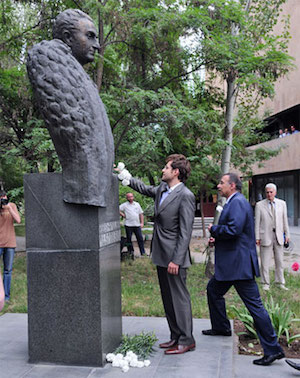 Levon Aronian homenajea a Petrosian en el monumento cerca de la Casa del Ajedrez.