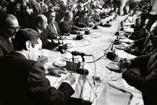 (C) Manuel López. Adolfo Suárez firma de los Pactos de la Moncloa. Madrid, 25 de octubre de 1981. De la exposición "Manuel López 1966-2006"