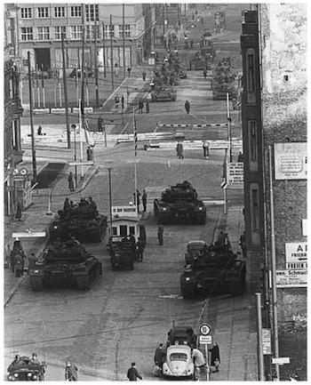 Check-Point-Charlie-Berlin-tanques Berlín, 1989: adiós al Muro de la Vergüenza, bienvenida la libertad