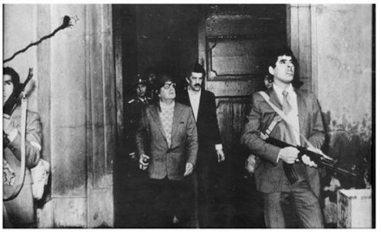 Allende en una de las ultimas fotografías del mandatario chileno en el comienzo del ataque de Pinochet a la sede de La Moneda.