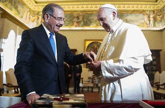 Danilo-Medina_Francisco El Papa abronca a la Iglesia dominicana por los inmigrantes