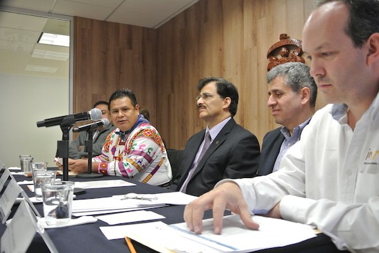 FIL-entrega-premiol-iteratura-indigena El zapoteco Esteban Ríos Cruz Premio de Literaturas Indígenas de América