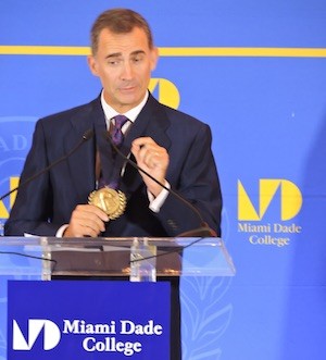 Felipe-condecoración-Miami-Dade-College Felipe VI defiende el español en el Miami Dade College