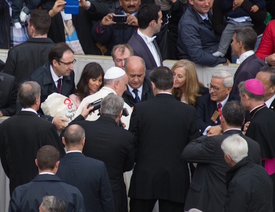 Francisco-con-promotores-Huellas-de-Teresa El papa Francisco anima a conocer las "Huellas de Teresa"