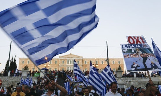 Greci-Oxi-banderas Grecia dijo OXI: la dignidad contra el chantaje financiero