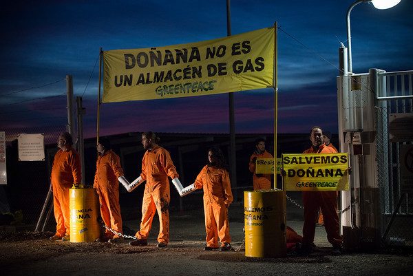 Greenpeace-Doñana-noche-20161130-600x401 Greenpeace: 24 horas encadenados en Doñana