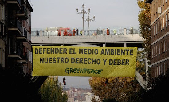 Greenpeace-Madrid-viaducto-pancarta Pancarta de Greenpeace en Madrid en defensa del medio ambiente