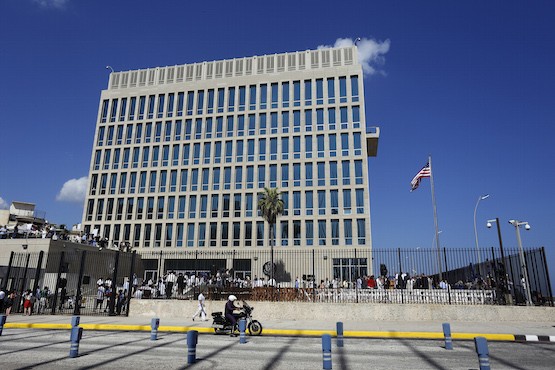Habana-embajada-EEUU-bandera John Kerry preside reapertura de la embajada de EEUU en La Habana