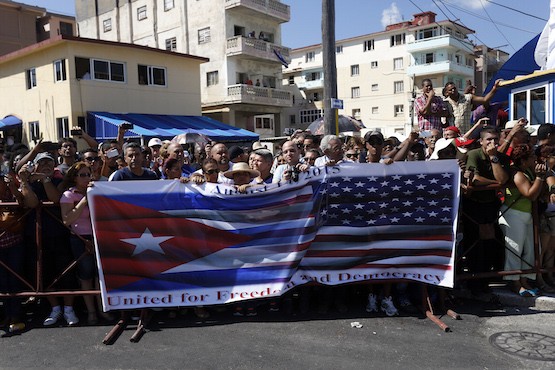 Habana-embajada-EEUU-personas John Kerry preside reapertura de la embajada de EEUU en La Habana