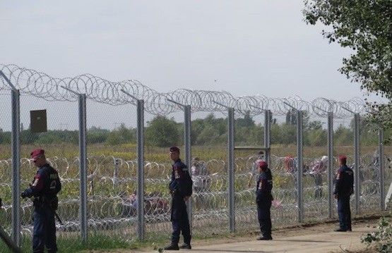 Hungria-concertinas-refugiados-AI Muros de la vergüenza a 27 años de la caída del Muro de Berlín