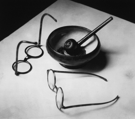 Kertesz-gafas-y-pipa-Mondrian-1926 André Kertész, expo-foto en Valladolid