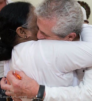 Lelouch-Amma-abrazo Claude Lelouch rueda "Un plus Une" en India