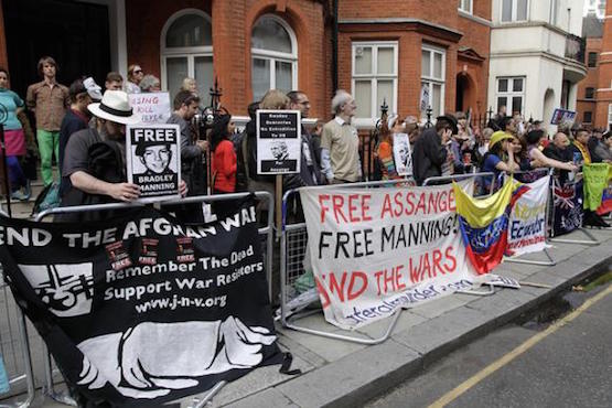 Londres-assange-simpatizantes-cancilleria Assange: cuatro años refugiado en la embajada de Ecuador en Londres