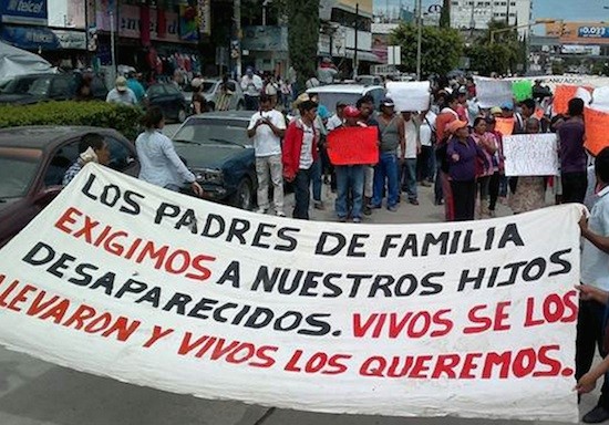 Mexico-Acapulco-normalistas-los-queremos-vivos Peña Nieto recibe a familiares de estudiantes desaparecidos