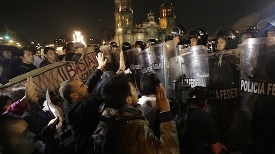 Mexico-Zocalo-Protestas México: La ONU sigue de cerca el caso Ayotzinapa