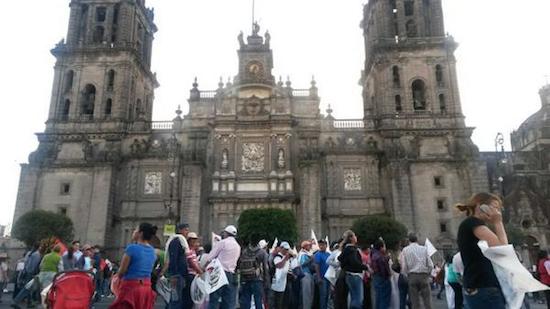 Mexico-normalistas-protestas-Zocalo La indignación por los estudiantes desaparecidos crece en México