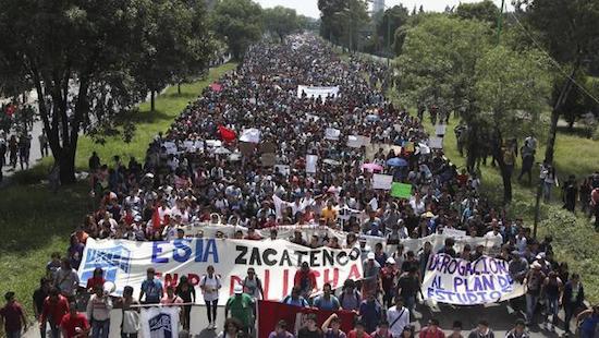 Mexico-pide-ayuda-Normalistas-DF Mexicanos piden ayuda para frenar la violencia