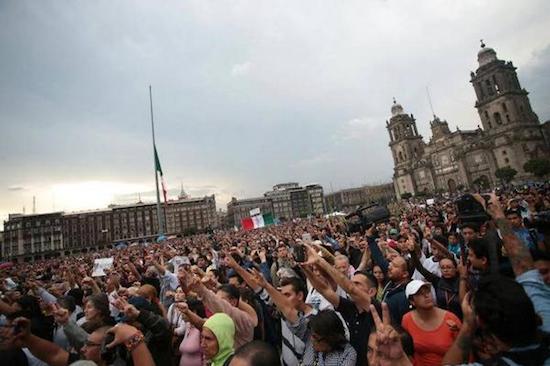 Mexico-pide-ayuda-Normalistas-Zocalo Mexicanos piden ayuda para frenar la violencia