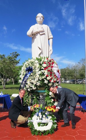 Miami-ofrenda-floral-Ruben-Dario Medalla conmemorativa del Movimiento Dariano al Rey de España