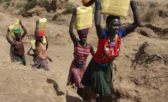 Mujeres-agua-Uganda-Oxfam Sin agua no habrá desarrollo sostenible en 2030