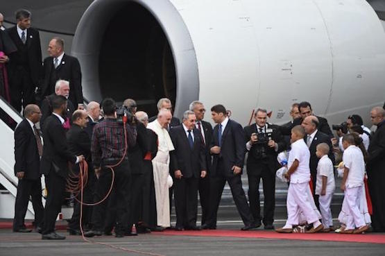 Papa-Francisco-Raul-Castro-aeropuerto-La-Habana-20150919 El papa Francisco llega a La Habana camino de EEUU