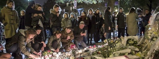 Paris-Plaza-Republica-atentados-velas Francia bombardea el puesto de mando de Dáesh en Siria