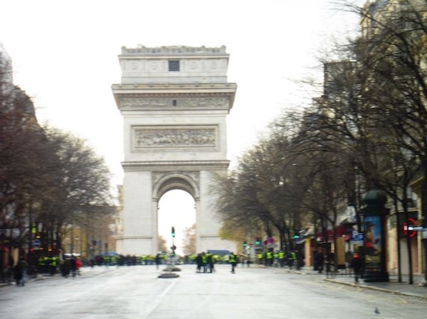 Paris-gilets-jaunes-Arco-Triunfo Persiste la movilización de los "gilets jaunes" pese a la represión policial