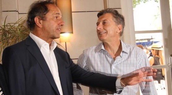 Scioli-y-Macri-mdzol Macri, nuevo presidente argentino, pide paciencia hasta tomar posesión