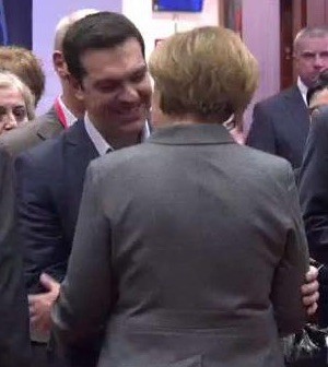 Tsipras-Merkel-20150212 Tsipras vio a Mariano Rajoy "un poco nervioso" en la cumbre europea