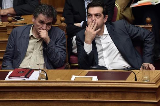 Tsipras-Tsakalotos-debate-parlamento-Foto-ANDES-AFP El Parlamento griego aprueba el acuerdo con sus acreedores