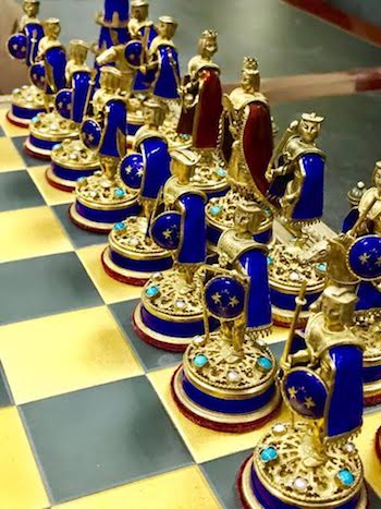 ajedrez-iraq-blancas El juego de ajedrez de Saddam Hussein vuelve a Irak