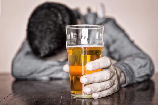 alcohol-600x400 El alcohol provocó 250.000 muertes a causa del cancer de hígado