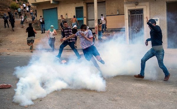 alhucemas-protestas-gases-lacrimogenos-600x371 Más represión en el Rif incluida la prensa