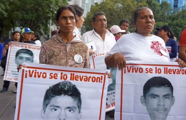 amnistia-43-desaparecidos-ayotzinapa-600x388 México: miles de desaparecidos y las autoridades tranquilas
