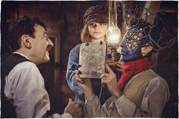 au-revoir-la-haut-poster-escena-mascara Estreno en Francia: “Au revoir la Haut” de Albert Dupontel