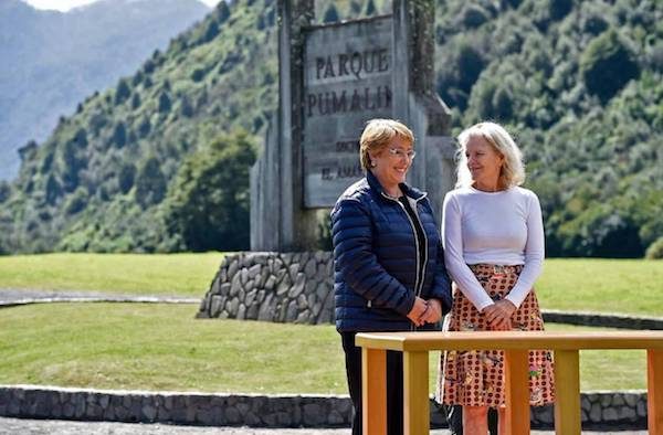 bachelet-y-kristine-mcdavitt-parques-600x394 Chile recibe la mayor donación de tierras de la historia