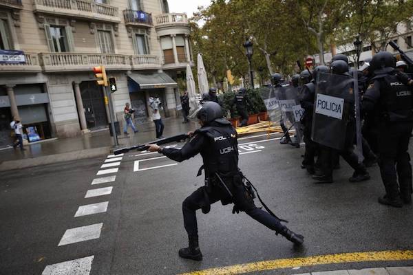 barcelona-antidisturbios-ai-ap-emorenatti La CE quiere una investigación efectiva sobre las cargas policiales en Barcelona