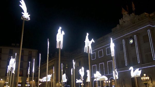 barcelona-belen-noche-600x338 Ada Colau monta en Barcelona el Belén más horroroso que uno pueda imaginar