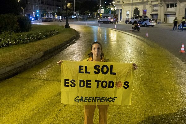 barcelona-sol-es-de-todos-greenpeace-parmestre-600x400 Barcelona amanece con un sol gigante en apoyo a las renovables