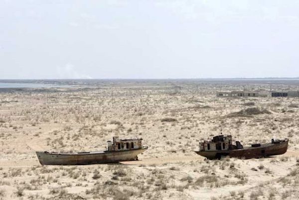 barcos-mar-aral-uzebkistan-ips-edebebe-unphoto La Tierra arde: sequías, desertificación, hambre, migraciones