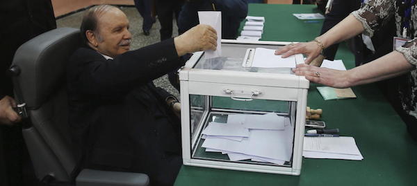 bouteflika-vota-silla-ruedas Argelia, elecciones 2017: ficción electoral y agotamiento político