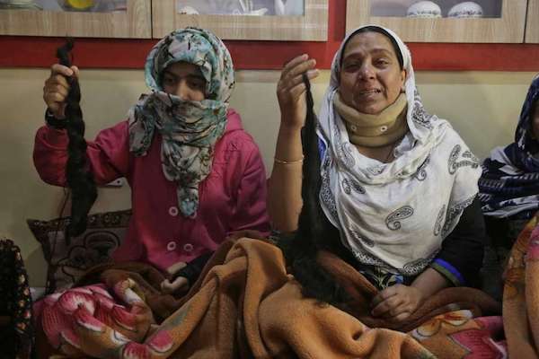 cachemira-mujeres-trenzas Cachemira, enmascarados cortan las trenzas a mujeres separatistas