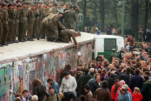 caida-del-muro-de-berlin-600x401 El 9 de noviembre, día histórico por partida doble