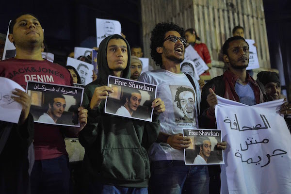 cairo-shawkan-protesta-solidaridad Aplazado de nuevo el juicio al fotoperiodista egipcio Shawkan