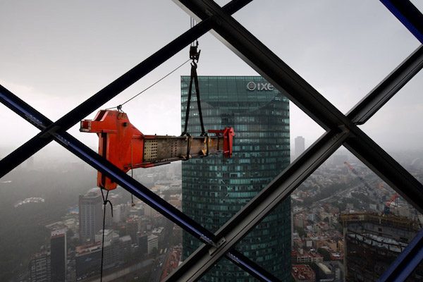 carlos-rodriguez-rascacielos-maquina-600x400 Carlos Rodríguez: la fotografía industrial "En construcción"